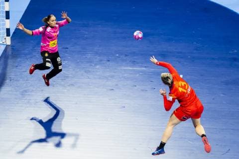181211 Cristina Laslo of Romania scores a goal behind goalkeeper Silvia Navarro of Spain during the EHF European Women?s Handball Championship match between Spain and Romania on December 11 2018 in Nancy Photo Fredrik Varfjell BILDBYRAN kod FV 150182  Copyright: FREDRIKxVARFJELL BB181211FV027