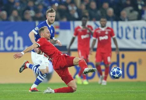 11 12 2018 Football UEFA Champions League 2018 2019 Group stage 6 Matchday FC Schalke 04 Locomotive Moscow in the VELTINS Arena Gelsenkirchen L R Cedric Teuchert Schalke vs. Benedikt Höwedes Lok Moskau DFL and DFB regulations prohibit any use of photographs as image sequences and or quasi video