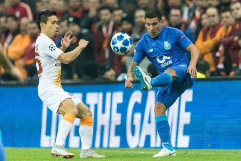 (L-R) Yuto Nagatomo of Galatasaray SK, Victorio Maximiliano Pereira Paez ( Maxi Pereira ) of FC Porto during the UEFA Champions League group D match between Galatasaray AS and FC Porto at Ali Sami Yen Spor Kompleksi on December 11, 2018 in Istanbul, Turkey. UEFA Champions League 2018 2019 xVIxVIxImagesx xGerritxvanxKeulenxIVx 13045416