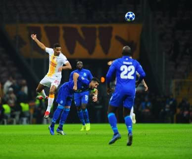 Fernando 25 of Galatasaray and Hernani (R) of Porto during the Champions League group D match between Galatasaray and Porto at Turk Telkom Stadium n Istanbul , Turkey on December 11 , 2018. 