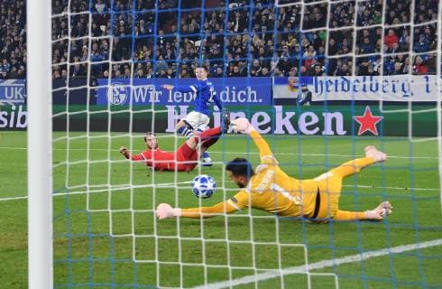 11 12 2018 football UEFA Champions League season 2018 2019 preliminary round 6 matchday FC Schalke 04 locomotive Moscow Yevhen Konoplyanka Schalke 04 fails goalkeeper Guilherme locomotive Moscow Team2