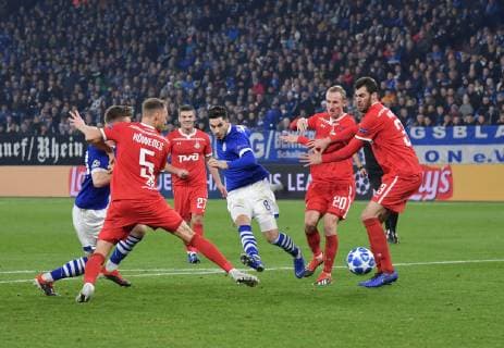 11 12 2018 football UEFA Champions League season 2018 2019 preliminary round 6 matchday FC Schalke 04 locomotive Moscow Suat Serdar FC Schalke 04 mi fails with this shot left Benedikt Hoewedes Benedikt Höwedes locomotive Moscow Team2