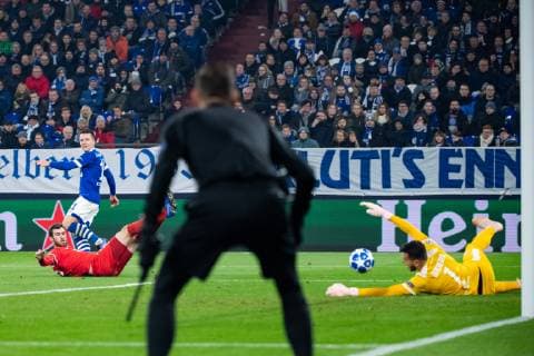 11 12 2018 xkvx Football UEFA Champions League FC Schalke 04 Lok Moskau emspor v l Goal chance by Yevhen Konoplyanka S04 Schalke 04 DFL DFB REGULATIONS PROHIBIT ANY USE OF PHOTOGRAPHS as IMAGE SEQUENCES and or QUASI VIDEO Gelsenkirchen