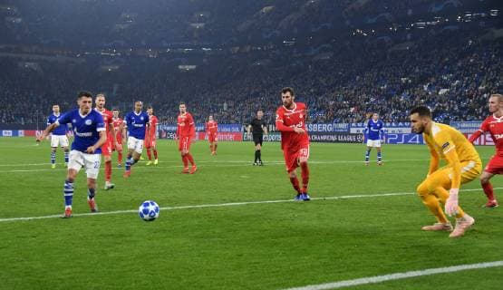 11 12 2018 football UEFA Champions League season 2018 2019 preliminary round 6 matchday FC Schalke 04 locomotive Moscow Alessandro Schoepf Alessandro Schöpf FC Schalke 04 li scores the 1 0 winning goal Team2