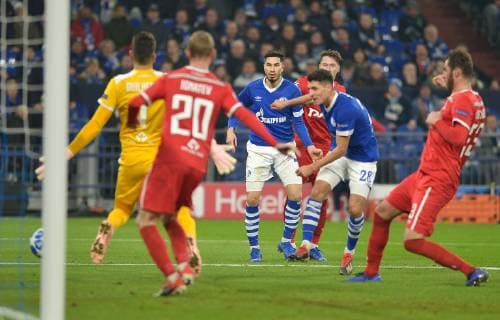 Gelsenkirchen Germany 11 12 2018 UEFA Champions League 2018 19 Season Back Round Group Phase Group D 6 Matchday FC Schalke 04 Lok Moscow Goal to 1 0 by Alessandro Schoepf S04 right DeFodi521