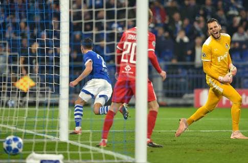 Gelsenkirchen Germany 11 12 2018 UEFA Champions League 2018 19 Season Back Round Group Phase Group D 6 Matchday FC Schalke 04 Lok Moscow Goalkeeper Guilherme LOK right disappointed DeFodi521