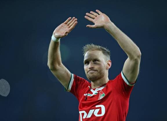 11 12 2018 Football UEFA Champions League 2018 2019 Group stage 6 matchday FC Schalke 04 Locomotive Moscow in the VELTINS Arena Gelsenkirchen Benedikt Höwedes Lok Moscow visibly moved by the Benedikt Höwedes calls from the Schalker fans DFL and DFB regulations prohibit any use of photographs as image sequences and or quasi video
