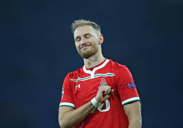 11 12 2018 Football UEFA Champions League 2018 2019 Group stage 6 matchday FC Schalke 04 Locomotive Moscow in the VELTINS Arena Gelsenkirchen Benedikt Höwedes Lok Moscow visibly moved by the Benedikt Höwedes calls from the Schalker fans DFL and DFB regulations prohibit any use of photographs as image sequences and or quasi video