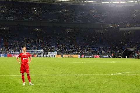 Benedikt Höwedes locomotive Moscow stands after the game in front of the north curve at the Champions League game season 2018 19 FC Schalke 04 locomotive Moscow Copyright Thomas Pakusch Copyright: Thomas Pakusch