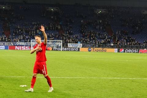 Benedikt Höwedes locomotive Moscow stands after the game in front of the north curve at the Champions League game season 2018 19 FC Schalke 04 locomotive Moscow Copyright Thomas Pakusch Copyright: Thomas Pakusch