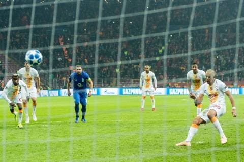 Sofiane Feghouli of Galatasaray SK hits the crossbar at a penalty during the UEFA Champions League group D match between Galatasaray AS and FC Porto at Ali Sami Yen Spor Kompleksi on December 11, 2018 in Istanbul, Turkey. UEFA Champions League 2018 2019 xVIxVIxImagesx xGerritxvanxKeulenxIVx 13046308
