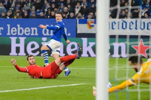 GER UEFA Champions League Group stage Group D FC Schalke 04 vs. FC Lokomotiv Moskva Moscow 11 12 2018 VELTINS Arena Gelsenkirchen Germany GER UEFA Champions League Group stage Group D FC Schalke 04 vs. FC Lokomotiv Moskva Moscow DFL REGULATIONS PROHIBIT ANY USE OF PHOTOGRAPHS AS IMAGE SEQUENCES AND OR QUASI VIDEO in picture duel between Solomon Kverkvelia 33 Moscow and Yevhen Konoplyanka 11 Schalke Goal shot nordphotox xKurth nph00016