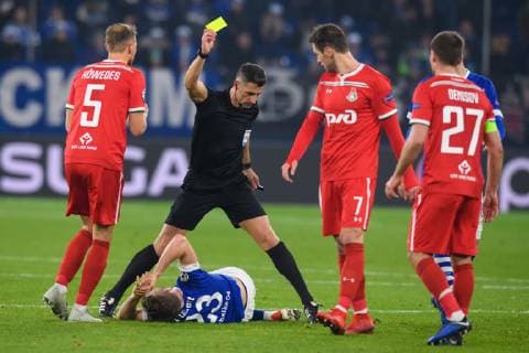 GER UEFA Champions League Group Phase Group D FC Schalke 04 vs. FC Lokomotiv Moskva Moscow 11 12 2018 VELTINS Arena Gelsenkirchen Germany GER UEFA Champions League Group Phase Group D FC Schalke 04 vs. FC Lokomotiv Moskva Moscow DFL REGULATIONS PROHIBIT ANY USE OF PHOTOGRAPHS AS IMAGE SEQUENCES AND OR QUASI VIDEO in picture referee Schiri Tasos Sidiropoulos stumbles over Cedric Teuchert 23 Schalke nordphotox xKurth nph00016