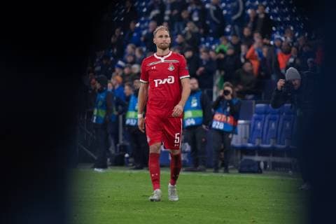 Football Champions League Group Phase 6 Matchday FC Schalke 04 Locomotive Moscow on 11 12 2018 in the Veltins Arena in Gelsenkirchen Benedikt Höwedes Moscow bid farewell to the Schalker fans will be celebrated by the fans DFL Regulations prohibit any use of photographs as image sequences and or quasi video xMNx
