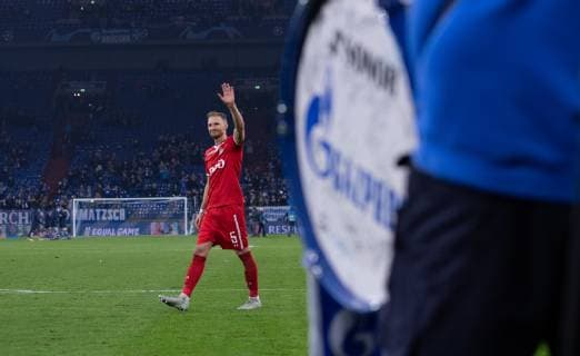 Football Champions League Group Phase 6 Matchday FC Schalke 04 Locomotive Moscow on 11 12 2018 in the Veltins Arena in Gelsenkirchen Benedikt Höwedes Moscow bid farewell to the Schalker fans will be celebrated by the fans DFL Regulations prohibit any use of photographs as image sequences and or quasi video xMNx