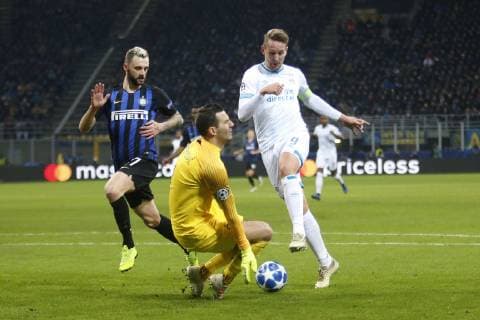 MILAAN , Stadium San Siro, 11-12-2018, football, season 2018 2019, Champions League , (Left-right) Inter Milan keeper Samir Handanovic, PSV player Luuk de Jong during the Champions League game Inter - PSV Inter - PSV  x2683789x
