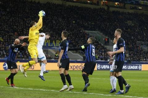 Samir Hadanovic of Inter Milan (2L), Nick Viergever of PSV (3L) during the UEFA Champions League group C match between Internazionale Milan and PSV Eindhoven at Stadio Giuseppe Meazza on December 11, 2018 in Milan, Italy UEFA Champions League 2018 2019 xVIxVIxImagesx xJeroenxPutmansxIVx 13046470