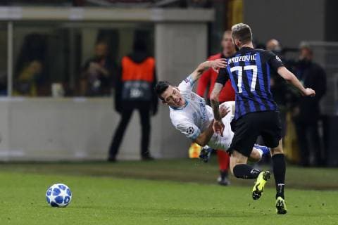 MILAAN , Stadium San Siro, 11-12-2018, football, season 2018 2019, Champions League , (Left-right) PSV player Hirving Lozano , Inter Milan player Marcelo Brozovic during the Champions League game Inter - PSV Inter - PSV  x2683797x