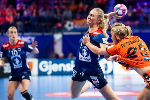 181211 Henny Ella Reistad of Norway and Charris Rozemalen of Netherlands competes for the ball during the EHF European Women?s Handball Championship match between Netherlands and Norway on December 11 2018 in Nancy Photo Fredrik Varfjell BILDBYRAN kod FV 150183  Copyright: FREDRIKxVARFJELL BB181211FV044