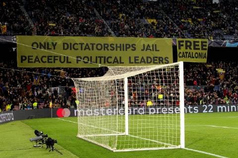 A view of a sign with pro-Catalan independence messages during the UEFA Champions League groups phase match between FC Barcelona Barca and Tottenham Hotspur, at the Camp Nou stadium, in Barcelona, Catalonia, Spain, 11 December 2018. Barcelona vs. Tottenham Hotspur !ACHTUNG: NUR REDAKTIONELLE NUTZUNG!  Copyright: xEnricxFontcubertax GRAF5453 20181211-636801620540052122