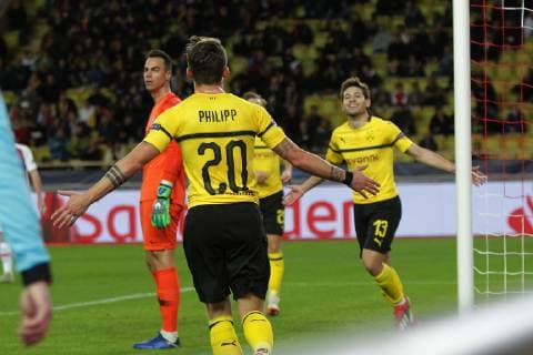 Diego Benaglio Monaco looks disappointed while Maximilian Philipp Dortmund and Raphael Guerreiro Dortmund rejoice after the goal to 0 1 in the game AS Monaco vs. Borussia Dortmund Football Champions League 11 12 2018 AS Monaco vs. Borussia Dortmund Football Champions League 11 12 2018 Monaco Copyright: xEIBNER MarioxHommesx EP_MHS