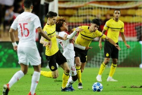 Julian Weigl Dortmund and Mahmoud Dahoud Dortmund take Han Noah Massengo Monaco into their hands in the game AS Monaco vs. Borussia Dortmund Football Champions League 11 12 2018 AS Monaco vs. Borussia Dortmund Football Champions League 11 12 2018 Monaco Copyright: xEIBNER MarioxHommesx EP_MHS