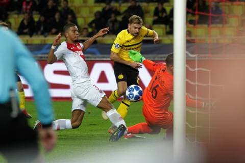 v l Youri Tielemans Monaco arrives late when Marcel Schmelzer Dortmund scores the goal and Diego Benaglio Monaco keeps the shot in the game AS Monaco vs Borussia Dortmund Football Champions League 11 12 2018 AS Monaco vs Borussia Dortmund Football Champions League 11 12 2018 Monaco Copyright: xEIBNER MarioxHommesx EP_MHS