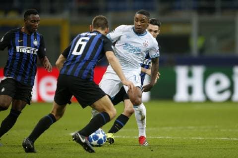 (L-R), Stefan de Vrij of Inter Milan, Steven Bergwijn of PSV, Matteo Politano of Inter Milan during the UEFA Champions League group C match between Internazionale Milan and PSV Eindhoven at Stadio Giuseppe Meazza on December 11, 2018 in Milan, Italy UEFA Champions League 2018 2019 xVIxVIxImagesx xJeroenxPutmansxIVx 13046773
