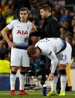 Tottenham s head coach, Argentinian Mauricio Pochettino (R), gives players directions during a minute of silence for former FC Barcelona Barca president Jose Luis Nunez during the UEFA Champions League groups phase match between FC Barcelona and Tottenham Hotspur, at the Camp Nou stadium, in Barcelona, Catalonia, Spain, 11 December 2018. Barcelona vs. Tottenham Hotspur !ACHTUNG: NUR REDAKTIONELLE NUTZUNG!  Copyright: xEnricxFontcubertax GRAF5485 20181211-636801631472890033