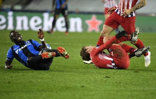 Sport Bilder des Tages Marvelous Nakamba midfielder of Club Brugge and Atletico s Antoine Griezmann looks injured FOOTBALL : Club Bruges vs Atletico Madrid - Ligue des Champions - 11 12 2018 PhotoNews Panoramic 