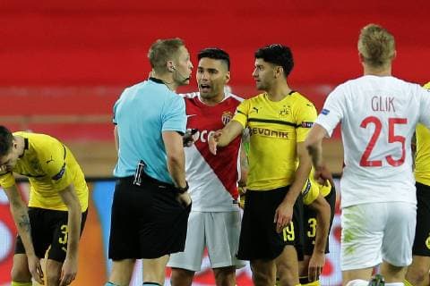 v l Referee Craig Pawson England Falcao Monaco and Mahmoud Dahoud Dortmund discuss after a foul by Mahmoud Dahoud Dortmund at the game AS Monaco vs. Borussia Dortmund Football Champions League 11 12 2018 AS Monaco vs. Borussia Dortmund Football Champions League 11 12 2018 Monaco Copyright: xEIBNER MarioxHommesx EP_MHS