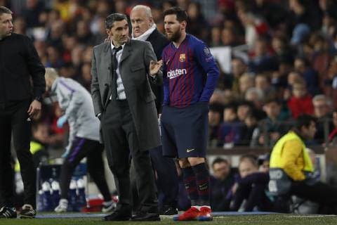 (l-r) FC Barcelona Barca coach Ernesto Valverde, Lionel Messi of FC Barcelona during the UEFA Champions League group B match between FC Barcelona and Tottenham Hotspur FC at the Camp Nou stadium on December 11, 2018 in Barcelona, Spain UEFA Champions League 2018 2019 xVIxVIxImagesx xMauricexvanxSteenxIVx 13047297