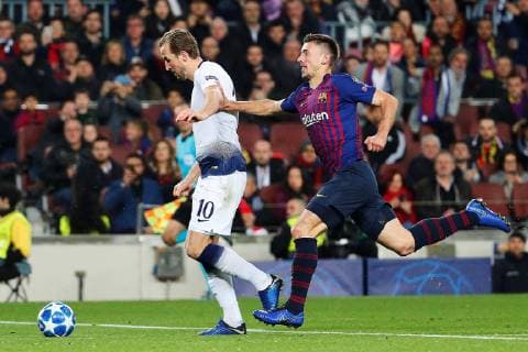 Tottenham s Harry Kane (L) vies for the ball with FC Barcelona Barca s Lenglet during a minute of silence for former FC Barcelona president Jose Luis Nunez during the UEFA Champions League groups phase match between FC Barcelona and Tottenham Hotspur, at the Camp Nou stadium, in Barcelona, Catalonia, Spain, 11 December 2018. Barcelona vs. Tottenham Hotspur !ACHTUNG: NUR REDAKTIONELLE NUTZUNG!  Copyright: xAlejandroxGarciax GRAF5488 20181211-636801645106777380
