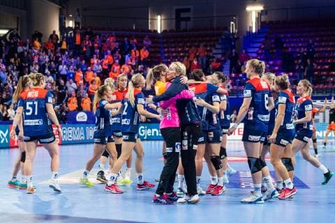 181211 Players of Norway celebrate after the EHF European Women?s Handball Championship match between Netherlands and Norway on December 11 2018 in Nancy Photo Fredrik Varfjell BILDBYRAN kod FV 150183  Copyright: FREDRIKxVARFJELL BB181211FV066