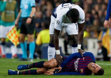 FC Barcelona Barca s Philippe Coutinho (down) and Tottenham s Sissoko during a minute of silence for former FC Barcelona president Jose Luis Nunez during the UEFA Champions League groups phase match between FC Barcelona and Tottenham Hotspur, at the Camp Nou stadium, in Barcelona, Catalonia, Spain, 11 December 2018. Barcelona vs. Tottenham Hotspur !ACHTUNG: NUR REDAKTIONELLE NUTZUNG!  Copyright: xEnricxFontcubertax GRAF5500 20181211-636801649292906727