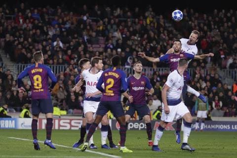 11th December 2018, Camp Nou, Barcelona, Spain; UEFA Champions League football, Barcelona versus Tottenham Hotspur; Harry Kane of Tottenham Hotspur wins the header against Sergio Busquets of FC Barcelona Barca  ActionPlus12086844 EricxAlonso