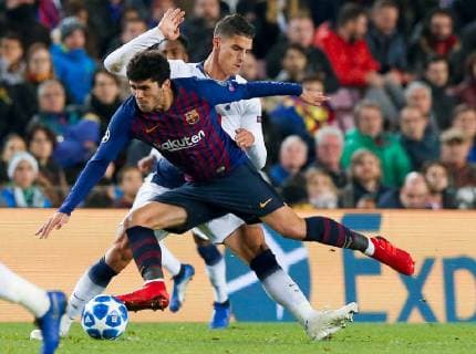 Tottenham s Erick Lamela vies for the ball with FC Barcelona Barca s Carles Alena (L) during the UEFA Champions League groups phase match between FC Barcelona and Tottenham Hotspur, at the Camp Nou stadium, in Barcelona, Catalonia, Spain, 11 December 2018. Barcelona vs. Tottenham Hotspur !ACHTUNG: NUR REDAKTIONELLE NUTZUNG!  Copyright: xEnricxFontcubertax GRAF5511 20181211-636801660040003014