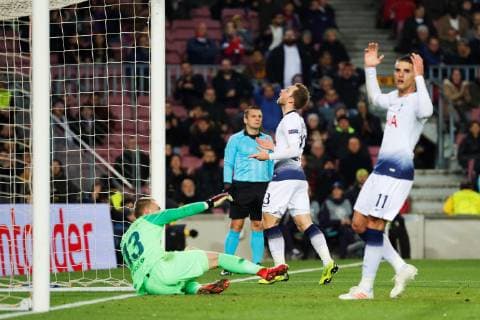 Tottenham s Argentinian midfielder Erik Lamela (R) reacts before FC Barcelona Barca s goalkeeper Cillessen during the UEFA Champions League groups phase match between FC Barcelona and Tottenham Hotspur, at the Camp Nou stadium, in Barcelona, Catalonia, Spain, 11 December 2018. Barcelona vs. Tottenham Hotspur !ACHTUNG: NUR REDAKTIONELLE NUTZUNG!  Copyright: xAlejandroxGarciax GRAF5506 20181211-636801660746737487