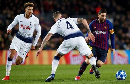 FC Barcelona Barca s striker Lionel Messi (R) vies for the ball with Tottenham s Bamidele Alli (L) and Toby Alderweireld during the UEFA Champions League groups phase match between FC Barcelona and Tottenham Hotspur, at the Camp Nou stadium, in Barcelona, Catalonia, Spain, 11 December 2018. Barcelona vs. Tottenham Hotspur !ACHTUNG: NUR REDAKTIONELLE NUTZUNG!  Copyright: xEnricxFontcubertax GRAF5518 20181211-636801662063883811
