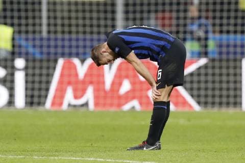 Sport Bilder des Tages MILAAN , Stadium San Siro, 11-12-2018, football, season 2018 2019, Champions League , (Left-right) Inter Milan player Stefan de Vrij disappointment after the Champions League game Inter - PSV final score 1-1. Inter - PSV  x2684140x