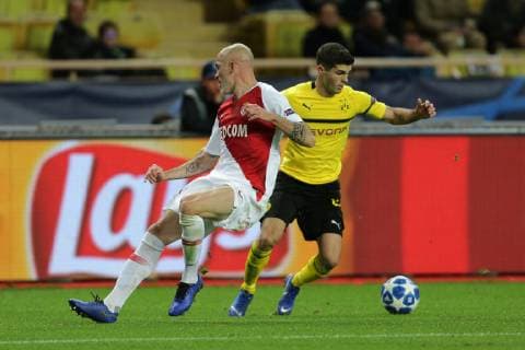 v left in the duel Andrea Raggi Monaco and Christian Pulisic Dortmund at the game AS Monaco vs Borussia Dortmund Football Champions League 11 12 2018 AS Monaco vs Borussia Dortmund Football Champions League 11 12 2018 Monaco Copyright: xEIBNER MarioxHommesx EP_MHS