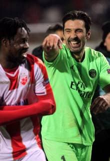 Sport Bilder des Tages 11.12.2018 Belgrade(Serbia) FK Crvena Zvezda(FC Red Star)-FC Paris Saint Germain PSG UEFA Champions League men s football Gianluigi Buffon(R) FC Paris Saint Germain PSG celebrate victory after match beside Richomd Boakye(L) FK Crvena Zvezda(FC Red Star) : 