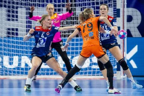 181211 Veronica Kristiansen of Norway Estavana Polman of Netherlands and Kari Brattset of Norway during the EHF European Women?s Handball Championship match between Netherlands and Norway on December 11 2018 in Nancy Photo Fredrik Varfjell BILDBYRAN kod FV 150183  Copyright: FREDRIKxVARFJELL BB181211FV090