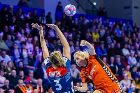 181211 Emilie Hegh Arntzen of Norway and Charris Rozemalen of Netherlands during the EHF European Women?s Handball Championship match between Netherlands and Norway on December 11 2018 in Nancy Photo Fredrik Varfjell BILDBYRAN kod FV 150183  Copyright: FREDRIKxVARFJELL BB181211FV101