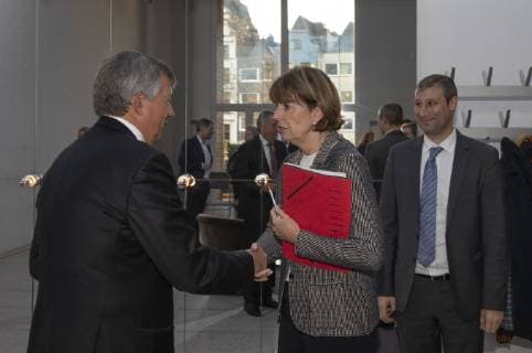 Contract extension Final 4 Handball Historical City Hall Cologne Germany Date 11 12 2018 From left Michael Wiederer Henriette Reker David Szlezak