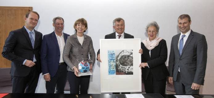 Contract extension Final 4 Handball Historical City Hall Cologne Germany Date 11 12 2018 From left Stefan Löcher Bernhard Schwank Lord Mayor Henriette Reker Michael Wiederer Dr Agnes Klein David Szlezak