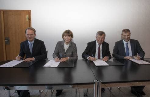 Contract extension Final 4 Handball Historical City Hall Cologne Germany Date 11 12 2018 From left Stefan Löcher Lord Mayor Henriette Reker Michael Wiederer David Szlezak