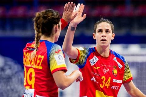 181212 Mireya Gonzalez and Alicia Fernandez Fraga of Spain celebrate during the EHF European Women s Handball Championship match between Spain and Norway on December 11 2018 in Nancy Photo Fredrik Varfjell BILDBYRAN kod FV 150184, detectedSourceLanguage  Copyright: FREDRIKxVARFJELL BB181212FV005