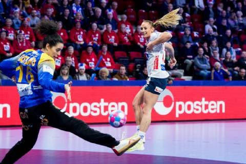 181212 Goalkeeper Mercedes Castellanos of Spain saves a shot by Camilla Herrem of Norway during the EHF European Women s Handball Championship match between Spain and Norway on December 11 2018 in Nancy Photo Fredrik Varfjell BILDBYRAN kod FV 150184, detectedSourceLanguage  Copyright: FREDRIKxVARFJELL BB181212FV013