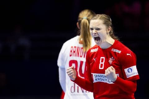 181212 Anne Mette Hansen of Denmark celebrates during the EHF European Women s Handball Championship match between Denmark and Montenegro on December 12 2018 in Nantes Photo Ludvig Thunman BILDBYR u0081N kod LT 35570, detectedSourceLanguage  Copyright: LUDVIGxTHUNMAN BB181212LT001